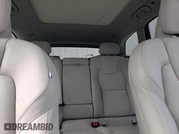 ✅ 2025 Volvo XC60 Plus • VIN: YV4M12RC6S1102324 • Lot: 66008235. Wystawiony na Copart z przebiegiem 19 332 mil. Bezpłatny archiwum sprzedaży aukcyjnych z USA i szczegółowy raport historii pojazdu na DreamBid. Zdjęcie 10.