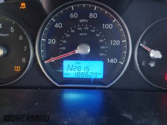 2011 Hyundai Santa Fe GLS z VIN 5XYZGDAB1BG067715, wystawiony jako IAAI lot #43340754 z przebiegiem 188 629 mil mil oraz . Historia ofert i sprzedaży dostępna na DreamBid. Obrazek 7.