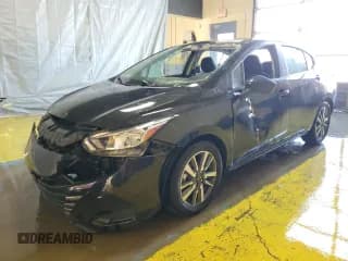 ✅ 2023 Nissan Versa SV • VIN: 3N1CN8EV9PL838142 • Лот: 90654395. Опубликован ранее на Copart с пробегом 61 956 миль. Бесплатный доступ к архиву аукционных продаж из США и подробный отчёт об истории автомобиля на DreamBid. Изображение 1.