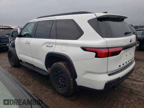 ✅ 2023 Toyota Sequoia SR5 • VIN: 7SVAAABA7PX012036 • Лот: 81135983. Опубликован ранее на Copart с пробегом 5 832 миль. Бесплатный доступ к архиву аукционных продаж из США и подробный отчёт об истории автомобиля на DreamBid. Изображение 2.