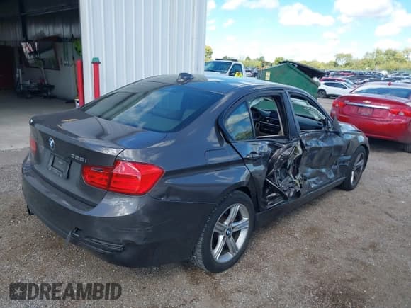 ✅ 2014 BMW 3 Series 328i xDrive • VIN: WBA3B3C54EJ980704 • Lot: 43391206. Wystawiony na IAAI z przebiegiem 166 652 mil. Bezpłatny archiwum sprzedaży aukcyjnych z USA i szczegółowy raport historii pojazdu na DreamBid. Zdjęcie 4.