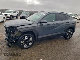 ✅ 2025 Hyundai Kona SEL • VIN: KM8HBCAB9SU282337 • Лот: 94425185. Опубликован ранее на Copart с пробегом 12 902 миль. Бесплатный доступ к архиву аукционных продаж из США и подробный отчёт об истории автомобиля на DreamBid. Изображение 1.