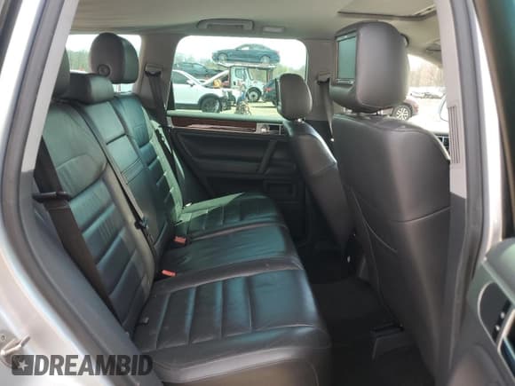 ✅ 2010 Volkswagen Touareg VR6 • VIN: WVGBF7A97AD004355 • Lot: 52861335. Wystawiony na Copart z przebiegiem 129 454 mil. Bezpłatny archiwum sprzedaży aukcyjnych z USA i szczegółowy raport historii pojazdu na DreamBid. Zdjęcie 10.