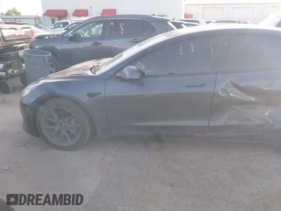 ✅ 2022 Tesla Model 3 Long Range • VIN: 5YJ3E1EB3NF264532 • Lot: 41842044. Wystawiony na IAAI z przebiegiem 42 280 mil. Bezpłatny archiwum sprzedaży aukcyjnych z USA i szczegółowy raport historii pojazdu na DreamBid. Zdjęcie 13.