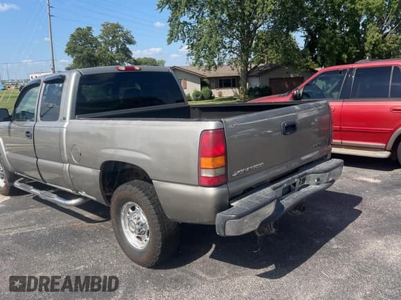 ✅ 2002 Chevrolet Silverado 2500 LS • VIN: 1GCGK29U82Z299620 • Lot: 69297405. Wystawiony na Copart z przebiegiem Nie podano. Bezpłatny archiwum sprzedaży aukcyjnych z USA i szczegółowy raport historii pojazdu na DreamBid. Zdjęcie 3.