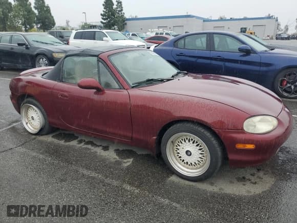 ✅ 1999 Mazda MX-5 Miata • VIN: JM1NB3533X0116176 • Lot: 92825605. Wystawiony na Copart z przebiegiem Nie podano. Bezpłatny archiwum sprzedaży aukcyjnych z USA i szczegółowy raport historii pojazdu na DreamBid. Zdjęcie 4.
