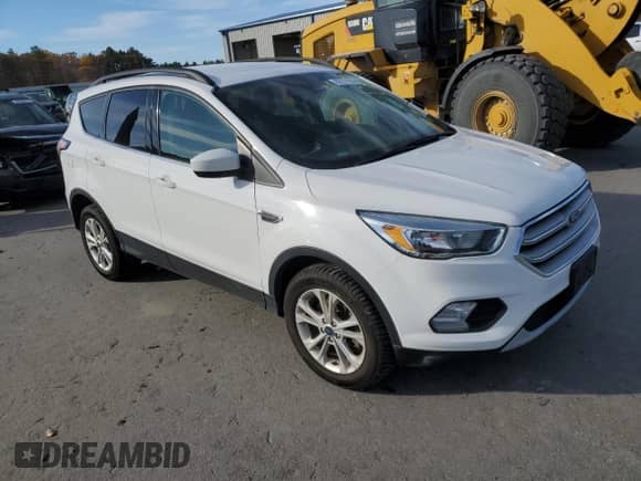 2018 Ford Escape SE z VIN 1FMCU9GDXJUB33076, wystawiony jako Copart lot #82731205 z przebiegiem 128 336 mil mil oraz Czysty tytuł • Clean title. Historia ofert i sprzedaży dostępna na DreamBid. Obrazek 4.