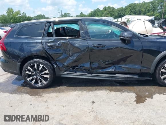 ✅ 2021 Volvo V60 • VIN: YV4102WK3M1074020 • Lot: 42823332. Wystawiony na IAAI z przebiegiem 31 166 mil. Bezpłatny archiwum sprzedaży aukcyjnych z USA i szczegółowy raport historii pojazdu na DreamBid. Zdjęcie 6.