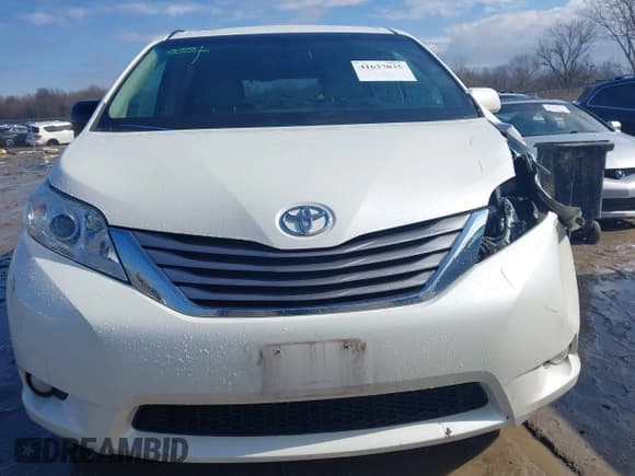 ✅ 2017 Toyota Sienna XLE • VIN: 5TDDZ3DC3HS171251 • Lot: 41637035. Listed on IAAI with 124,127 mi. Free auction sales archive from the USA and detailed vehicle history report at DreamBid. Image 13.
