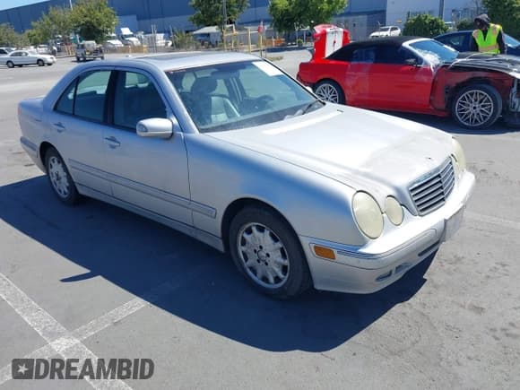 ✅ 2002 Mercedes-Benz E 320 • VIN: WDBJF65J72B459040 • Лот: 42541051. Опубликован ранее на IAAI с пробегом Не указан. Бесплатный доступ к архиву аукционных продаж из США и подробный отчёт об истории автомобиля на DreamBid. Изображение 1.