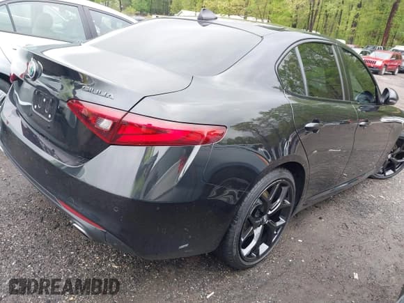 ✅ 2021 Alfa Romeo Giulia Ti Sport • VIN: ZARFAMBN0M7639439 • Lot: 41974763. Listed on IAAI with 27,297 mi. Free auction sales archive from the USA and detailed vehicle history report at DreamBid. Image 4.