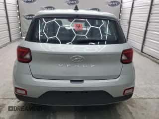 2021 Hyundai Venue SE z VIN KMHRB8A36MU069729, wystawiony jako Copart lot #73043214 z przebiegiem 98 631 mil mil oraz Czysty tytuł • Clean title. Historia ofert i sprzedaży dostępna na DreamBid. Obrazek 6.