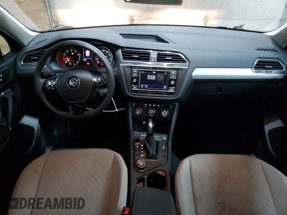 ✅ 2020 Volkswagen Tiguan S • VIN: 3VV0B7AX1LM113070 • Лот: 84751065. Опубликован ранее на Copart с пробегом 55 754 миль. Бесплатный доступ к архиву аукционных продаж из США и подробный отчёт об истории автомобиля на DreamBid. Изображение 8.