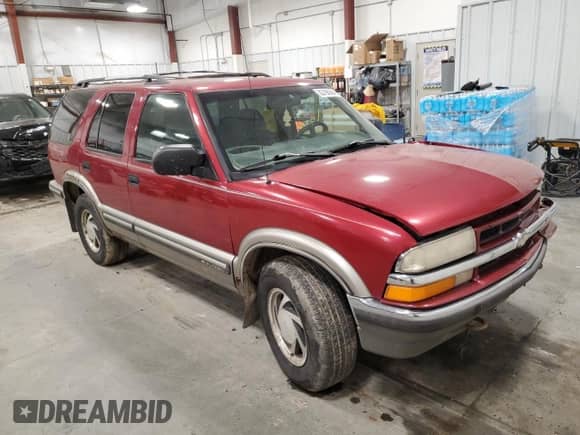 ✅ 1999 Chevrolet Blazer LS • VIN: 1GNDT13W7X2129972 • Lot: 83786284. Wystawiony na Copart z przebiegiem Nie podano. Bezpłatny archiwum sprzedaży aukcyjnych z USA i szczegółowy raport historii pojazdu na DreamBid. Zdjęcie 4.
