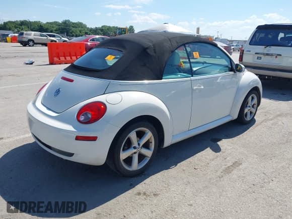 ✅ 2007 Volkswagen Beetle Triple White • VIN: 3VWFF31Y67M413348 • Lot: 42602329. Listed on IAAI with 206,022 mi. Free auction sales archive from the USA and detailed vehicle history report at DreamBid. Image 4.
