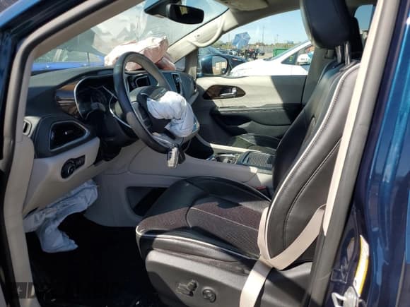 ✅ 2021 Chrysler Pacifica Limited • VIN: 2C4RC3GG8MR573551 • Lot: 84479955. Wystawiony na Copart z przebiegiem 43 225 mil. Bezpłatny archiwum sprzedaży aukcyjnych z USA i szczegółowy raport historii pojazdu na DreamBid. Zdjęcie 7.