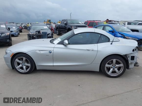 ✅ 2011 BMW Z4 sDrive30i • VIN: WBALM5C58BE378396 • Lot: 42428199. Listed on IAAI with 142,584 mi. Free auction sales archive from the USA and detailed vehicle history report at DreamBid. Image 15.