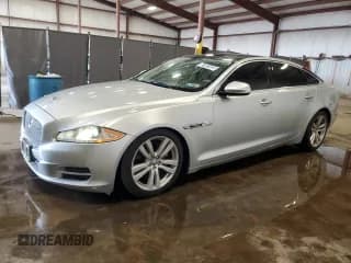 ✅ 2012 Jaguar XJ XJL • VIN: SAJWA2GBXCLV23220 • Lot: 67851025. Wystawiony na Copart z przebiegiem 132 512 mil. Bezpłatny archiwum sprzedaży aukcyjnych z USA i szczegółowy raport historii pojazdu na DreamBid. Zdjęcie 1.