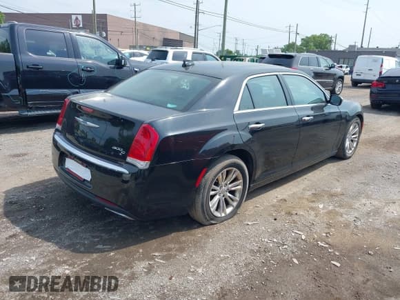 ✅ 2015 Chrysler 300 C • VIN: 2C3CCAEG7FH920622 • Lot: 42862731. Listed on IAAI with 175,438 mi. Free auction sales archive from the USA and detailed vehicle history report at DreamBid. Image 4.