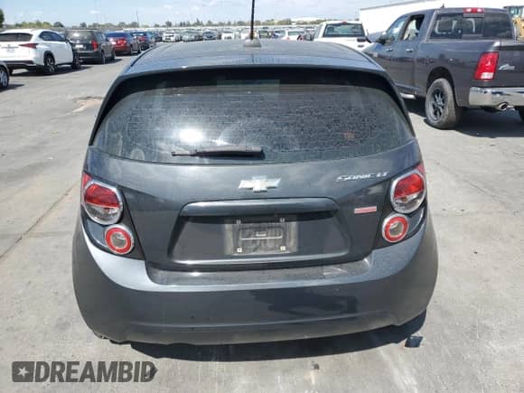 2015 Chevrolet Sonic LT z VIN 1G1JC6SBXF4113932, wystawiony jako Copart lot #80404595 z przebiegiem 69 220 mil mil oraz Szkoda całkowita • Salvage title. Historia ofert i sprzedaży dostępna na DreamBid. Obrazek 6.