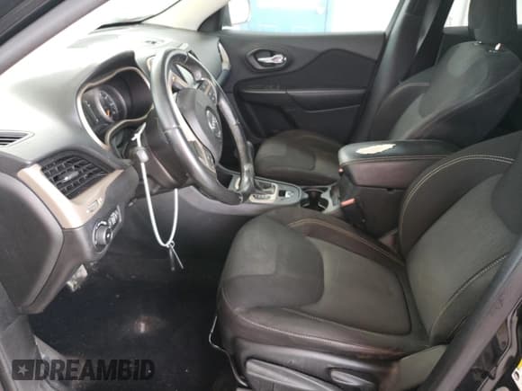 ✅ 2015 Jeep Cherokee Latitude • VIN: 1C4PJLCBXFW781061 • Lot: 91777635. Wystawiony na Copart z przebiegiem 138 400 mil. Bezpłatny archiwum sprzedaży aukcyjnych z USA i szczegółowy raport historii pojazdu na DreamBid. Zdjęcie 7.