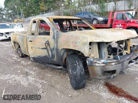 2011 Chevrolet Silverado 2500HD LT z VIN 1GC2KXCG6BZ138869, wystawiony jako IAAI lot #43311272 z przebiegiem Nie podano mil oraz . Historia ofert i sprzedaży dostępna na DreamBid. Obrazek 1.