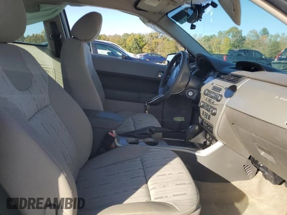 ✅ 2008 Ford Focus SE • VIN: 1FAHP33N08W181610 • Lot: 82672045. Wystawiony na Copart z przebiegiem 124 120 mil. Bezpłatny archiwum sprzedaży aukcyjnych z USA i szczegółowy raport historii pojazdu na DreamBid. Zdjęcie 7.