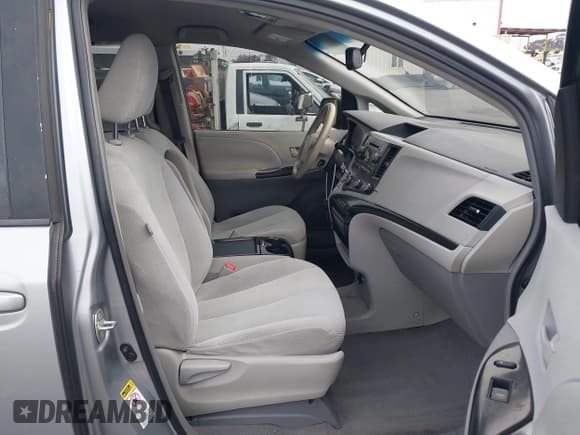 ✅ 2011 Toyota Sienna LE AAS • VIN: 5TDKK3DC9BS069648 • Lot: 42207332. Listed on IAAI with 195,536 mi. Free auction sales archive from the USA and detailed vehicle history report at DreamBid. Image 5.