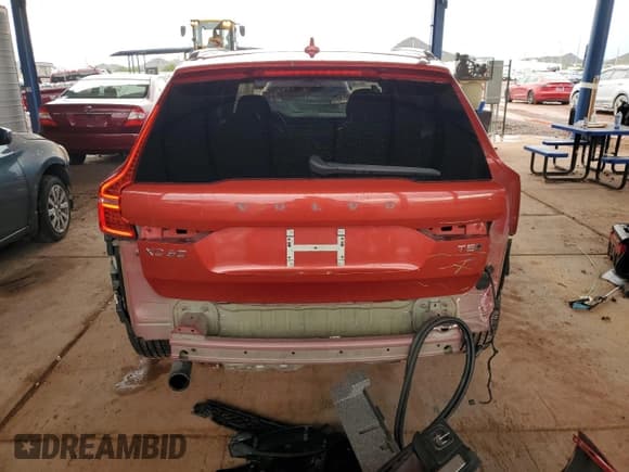 ✅ 2018 Volvo XC60 Momentum • VIN: LYV102RK1JB068834 • Lot: 93435735. Wystawiony na Copart z przebiegiem 58 456 mil. Bezpłatny archiwum sprzedaży aukcyjnych z USA i szczegółowy raport historii pojazdu na DreamBid. Zdjęcie 6.