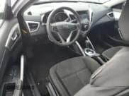 ✅ 2015 Hyundai Veloster • VIN: KMHTC6AD3FU243422 • Lot: 82649744. Wystawiony na Copart z przebiegiem 91 108 mil. Bezpłatny archiwum sprzedaży aukcyjnych z USA i szczegółowy raport historii pojazdu na DreamBid. Zdjęcie 8.