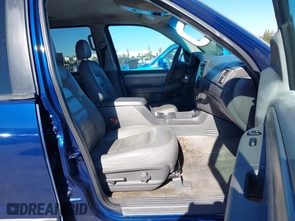 ✅ 2004 Ford Explorer XLT • VIN: 1FMDU63W74ZA53848 • Lot: 43787058. Wystawiony na IAAI z przebiegiem 200 611 mil. Bezpłatny archiwum sprzedaży aukcyjnych z USA i szczegółowy raport historii pojazdu na DreamBid. Zdjęcie 5.