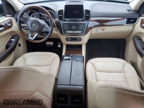 ✅ 2016 Mercedes-Benz GLE 400 • VIN: 4JGDA5GB3GA743979 • Lot: 89817755. Wystawiony na Copart z przebiegiem 82 292 mil. Bezpłatny archiwum sprzedaży aukcyjnych z USA i szczegółowy raport historii pojazdu na DreamBid. Zdjęcie 8.