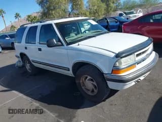 ✅ 1998 Chevrolet Blazer LS • VIN: 1GNDT13W3W2134200 • Lot: 43657607. Wystawiony na IAAI z przebiegiem Nie podano. Bezpłatny archiwum sprzedaży aukcyjnych z USA i szczegółowy raport historii pojazdu na DreamBid. Zdjęcie 1.