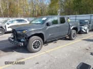 ✅ 2025 Toyota Tacoma TRD Off Road • VIN: 3TMLB5JN5SM106295 • Lot: 43538284. Wystawiony na IAAI z przebiegiem 7 749 mil. Bezpłatny archiwum sprzedaży aukcyjnych z USA i szczegółowy raport historii pojazdu na DreamBid. Zdjęcie 18.