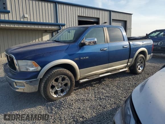 ✅ 2009 Dodge 1500 Laramie • VIN: 1D3HB13T89J521779 • Lot: 48239135. Wystawiony na Copart z przebiegiem 144 414 mil. Bezpłatny archiwum sprzedaży aukcyjnych z USA i szczegółowy raport historii pojazdu na DreamBid. Zdjęcie 1.