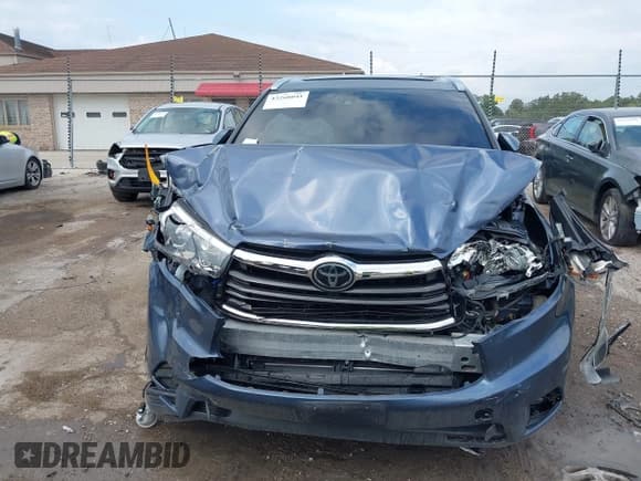 ✅ 2016 Toyota Highlander Limited • VIN: 5TDDKRFH0GS299039 • Lot: 43268041. Wystawiony na IAAI z przebiegiem 91 795 mil. Bezpłatny archiwum sprzedaży aukcyjnych z USA i szczegółowy raport historii pojazdu na DreamBid. Zdjęcie 12.