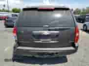 2010 Chevrolet Suburban LT z VIN 1GNUKJE38AR171393, wystawiony jako Copart lot #69954525 z przebiegiem 232 489 mil mil oraz Szkoda całkowita • Salvage title. Historia ofert i sprzedaży dostępna na DreamBid. Obrazek 6.
