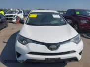 ✅ 2017 Toyota RAV4 LE • VIN: JTMZFREV6HJ146214 • Lot: 43256903. Wystawiony na IAAI z przebiegiem 92 555 mil. Bezpłatny archiwum sprzedaży aukcyjnych z USA i szczegółowy raport historii pojazdu na DreamBid. Zdjęcie 12.