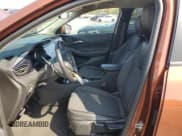 ✅ 2020 Buick Encore GX Preferred • VIN: KL4MMCSL8LB120159 • Lot: 59946585. Wystawiony na Copart z przebiegiem 68 650 mil. Bezpłatny archiwum sprzedaży aukcyjnych z USA i szczegółowy raport historii pojazdu na DreamBid. Zdjęcie 7.