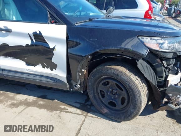 ✅ 2020 Ford Police Interceptor Utility • VIN: 1FM5K8AB7LGC00931 • Lot: 41598554. Wystawiony na IAAI z przebiegiem 92 886 mil. Bezpłatny archiwum sprzedaży aukcyjnych z USA i szczegółowy raport historii pojazdu na DreamBid. Zdjęcie 18.