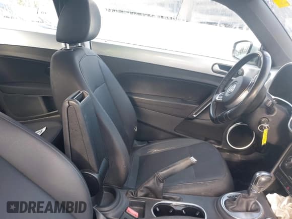 ✅ 2016 Volkswagen Beetle SE • VIN: 3VWJ17AT3GM606917 • Lot: 41728053. Wystawiony na IAAI z przebiegiem Nie podano. Bezpłatny archiwum sprzedaży aukcyjnych z USA i szczegółowy raport historii pojazdu na DreamBid. Zdjęcie 5.