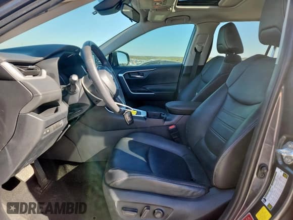 ✅ 2020 Toyota RAV4 XLE Premium • VIN: 2T3C1RFV8LW079340 • Lot: 92096935. Listed on Copart with 64,548 mi. Free auction sales archive from the USA and detailed vehicle history report at DreamBid. Image 7.