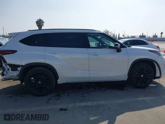 ✅ 2024 Toyota Highlander XLE • VIN: 5TDKDRAH9RS542102 • Лот: 43551204. Опубликован ранее на IAAI с пробегом 17 732 миль. Бесплатный доступ к архиву аукционных продаж из США и подробный отчёт об истории автомобиля на DreamBid. Изображение 14.