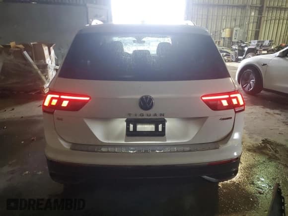 ✅ 2022 Volkswagen Tiguan SE • VIN: 3VV2B7AX1NM136960 • Лот: 90089645. Опубликован ранее на Copart с пробегом 25 793 миль. Бесплатный доступ к архиву аукционных продаж из США и подробный отчёт об истории автомобиля на DreamBid. Изображение 6.