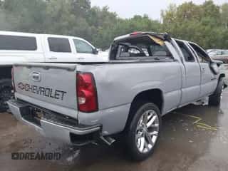 2005 Chevrolet Silverado 1500 LS z VIN 2GCEC19T751136086, wystawiony jako IAAI lot #43235133 z przebiegiem Nie podano mil oraz . Historia ofert i sprzedaży dostępna na DreamBid. Obrazek 4.