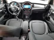 ✅ 2022 MINI Hardtop 4 Door Cooper • VIN: WMW33DK0XN2R83836 • Lot: 60248735. Wystawiony na Copart z przebiegiem 27 226 mil. Bezpłatny archiwum sprzedaży aukcyjnych z USA i szczegółowy raport historii pojazdu na DreamBid. Zdjęcie 8.