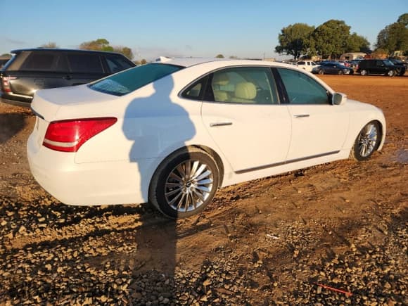 ✅ 2014 Hyundai Equus Signature • VIN: KMHGH4JH9EU082051 • Lot: 90737795. Listed on Copart with 123,146 mi. Free auction sales archive from the USA and detailed vehicle history report at DreamBid. Image 3.