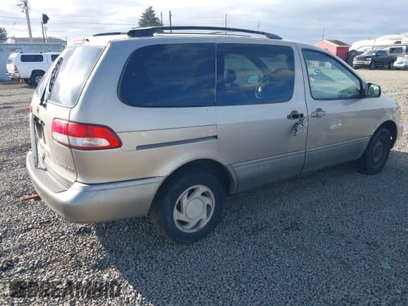 ✅ 2001 Toyota Sienna LE • VIN: 4T3ZF13C61U361232 • Lot: 43498432. Wystawiony na IAAI z przebiegiem 260 455 mil. Bezpłatny archiwum sprzedaży aukcyjnych z USA i szczegółowy raport historii pojazdu na DreamBid. Zdjęcie 4.