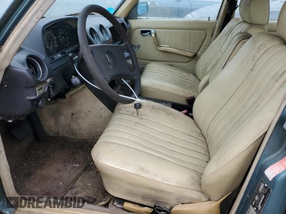 ✅ 1984 Mercedes-Benz 300 D • VIN: WDBAB33A1EA006099 • Лот: 72606344. Опубликован ранее на Copart с пробегом 336 416 миль. Бесплатный доступ к архиву аукционных продаж из США и подробный отчёт об истории автомобиля на DreamBid. Изображение 7.