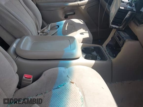 ✅ 2002 Chevrolet Silverado 2500HD LS • VIN: 1GCHK23U12F181911 • Lot: 42744638. Wystawiony na IAAI z przebiegiem 251 144 mil. Bezpłatny archiwum sprzedaży aukcyjnych z USA i szczegółowy raport historii pojazdu na DreamBid. Zdjęcie 5.